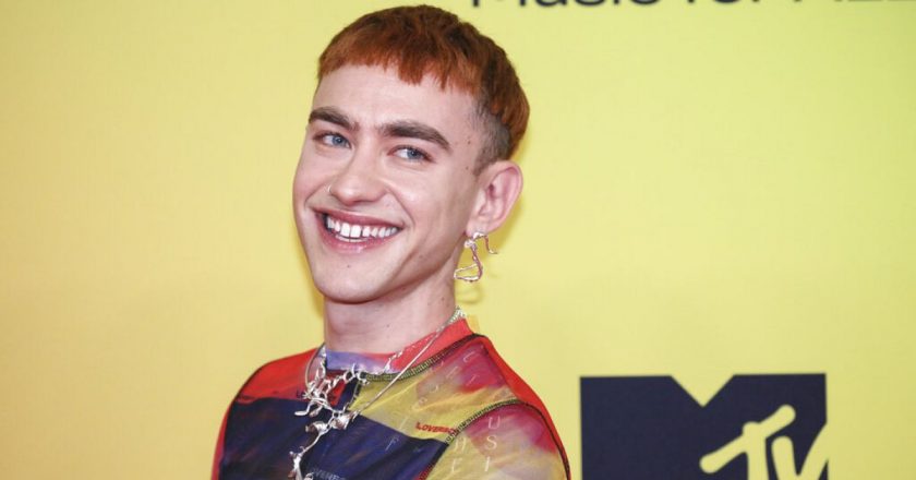 450 sanatçı, İngiliz Eurovision yarışmacısı Olly Alexander'ı yarışmayı boykot etmeye çağırdı