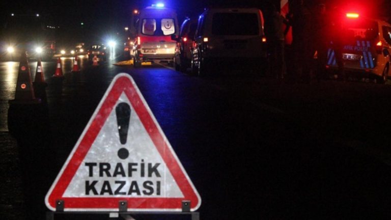 Balıkesir'de otomobilin traktöre çarpması sonucu 1 kişi hayatını kaybetti, 3 kişi de yaralandı.