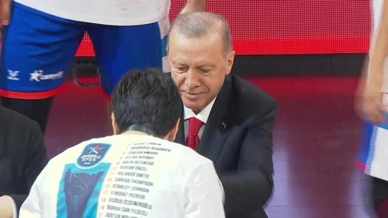 Cumhurbaşkanı Erdoğan kupayı Anadolu Efese’ye takdim etti – Son Dakika Basketbol Haberleri