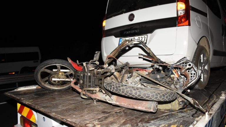 Aydın’da hafif ticari araçla çarpışan motosiklette bulunan 2 kişi hayatını kaybetti.