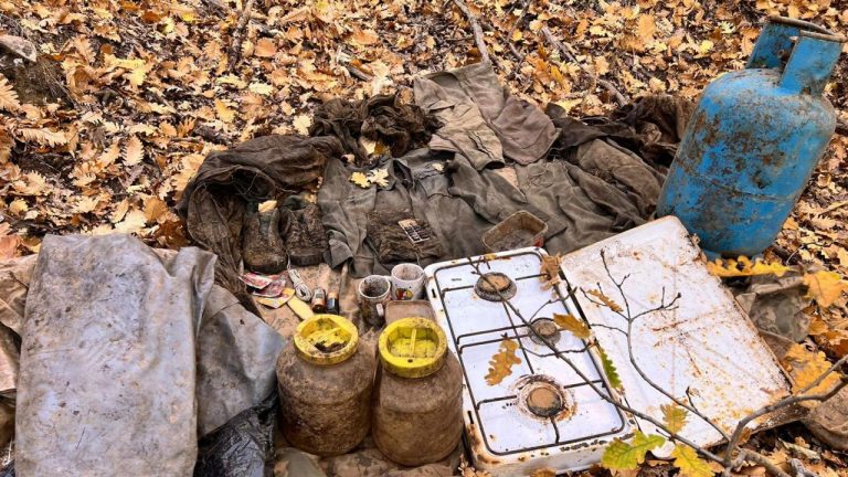 Bingöl’deki PKK sığınağında yaşam malzemeleri ele geçirildi