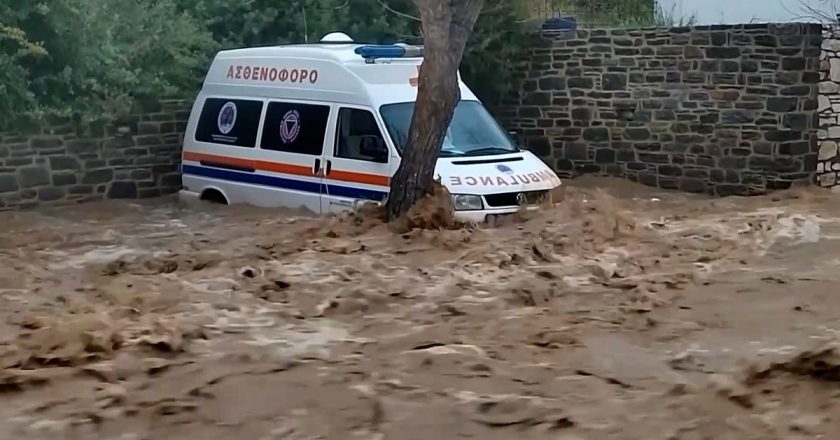 Video. Ağır yağmurların Paros adası üzerindeki etkisi ile sürüklenen araçlar