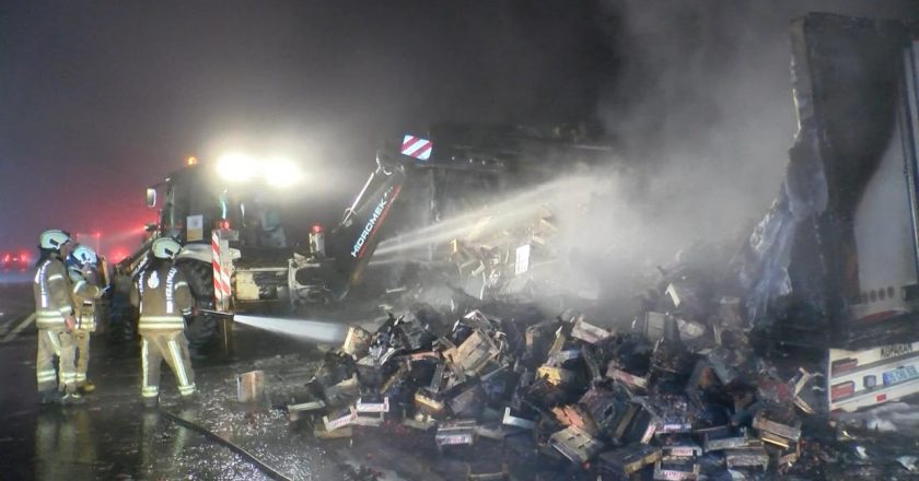 Yanmış çilek yüklü 6 ton alev kamyon