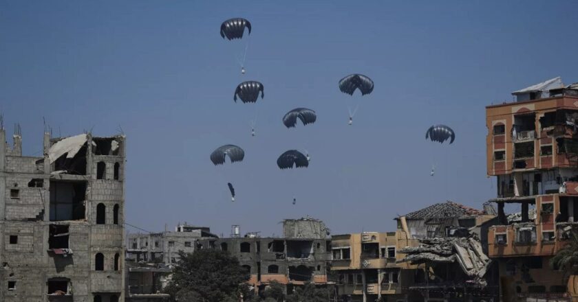 İnsani durumun ağırlaştığı Gazze’ye uçaklarla ek yardım sevkiyatı yapıldı