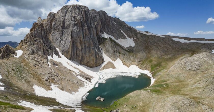 Tunceli dağlarının zirvesindeki Buyer Gölü doğaseverlerin rotası oldu