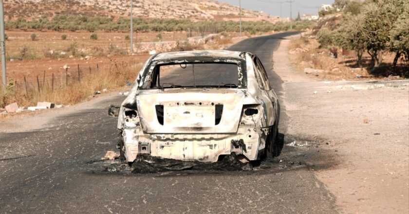 İşgalci İsrailliler, Filistinlilere ait arazi ve araçları ateşe verdi