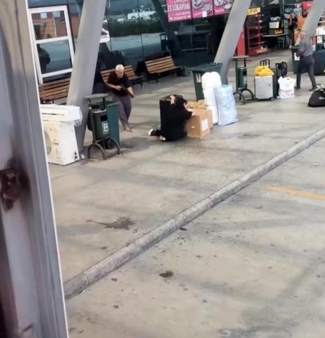 Otobüs istasyonunda kızını vuran vatandaşlar 4 tehlikeye atıldı 4
