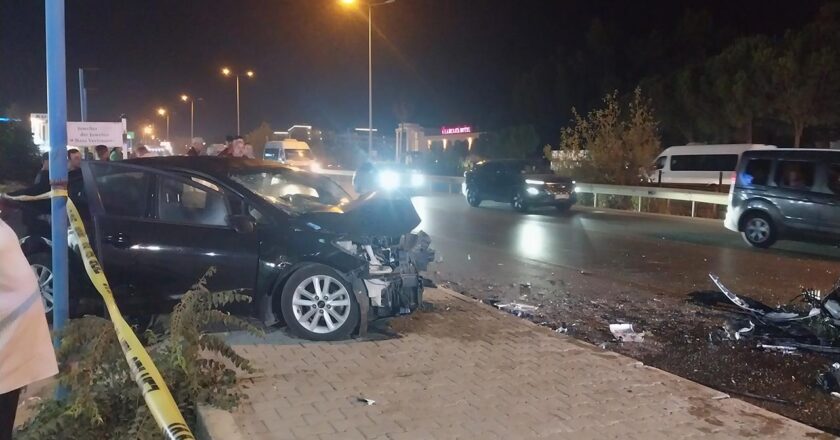 Otomobil yayaya çarpıp karşı şeride geçti: 2 ölü