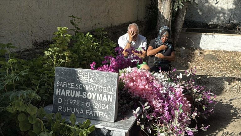 Safiye Soyman oğlunun mezarı başında gözyaşlarına boğuldu! ”Oğlumun ruhu bu kedide”