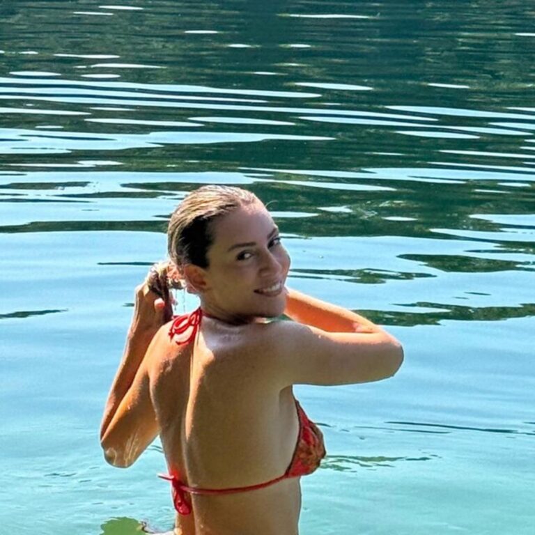 Sinem Kobal tatil pozlarını peşe peşe paylaştı! Beğeni yağdı