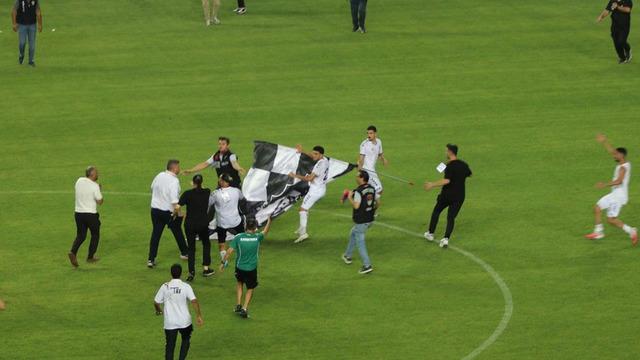 Karşıyaka-Altay derbisinde olaylı final! Sahaya bayrak dikmek istediler